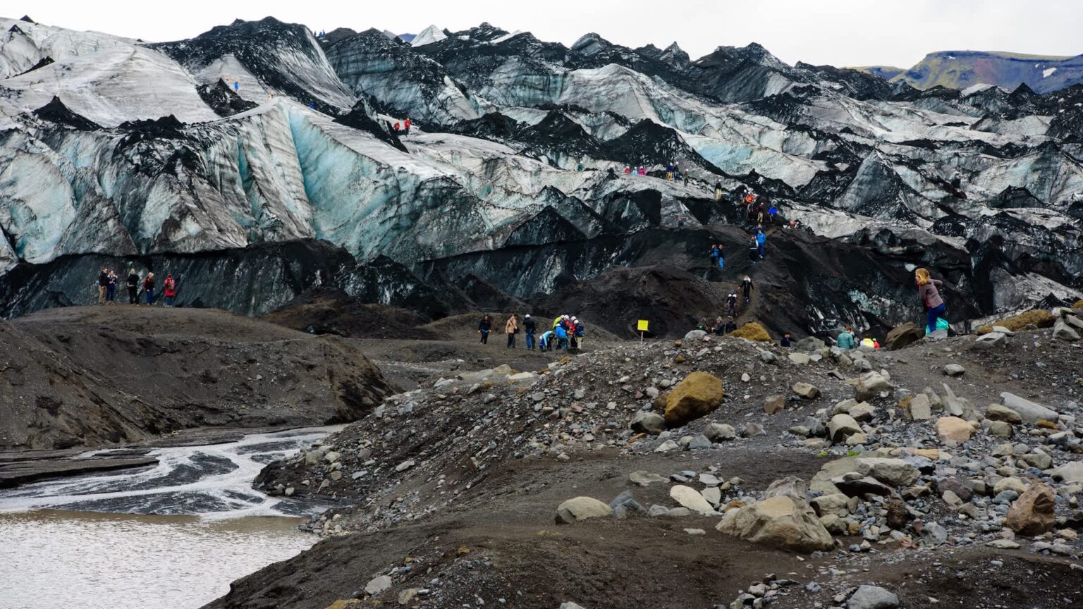 ‘I thought everyone had enough common sense’ Tourist-built rock cairns — sometimes called "tourist's warts" in Icelandic — are drawing new criticism.