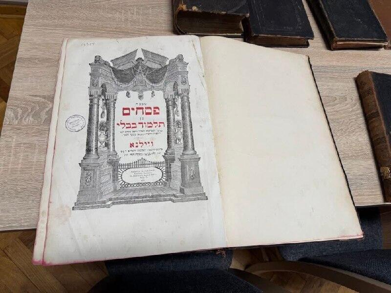 מסכת פסחים מהתלמוד הבבלי. בין הספרים והכרכים שאותרו