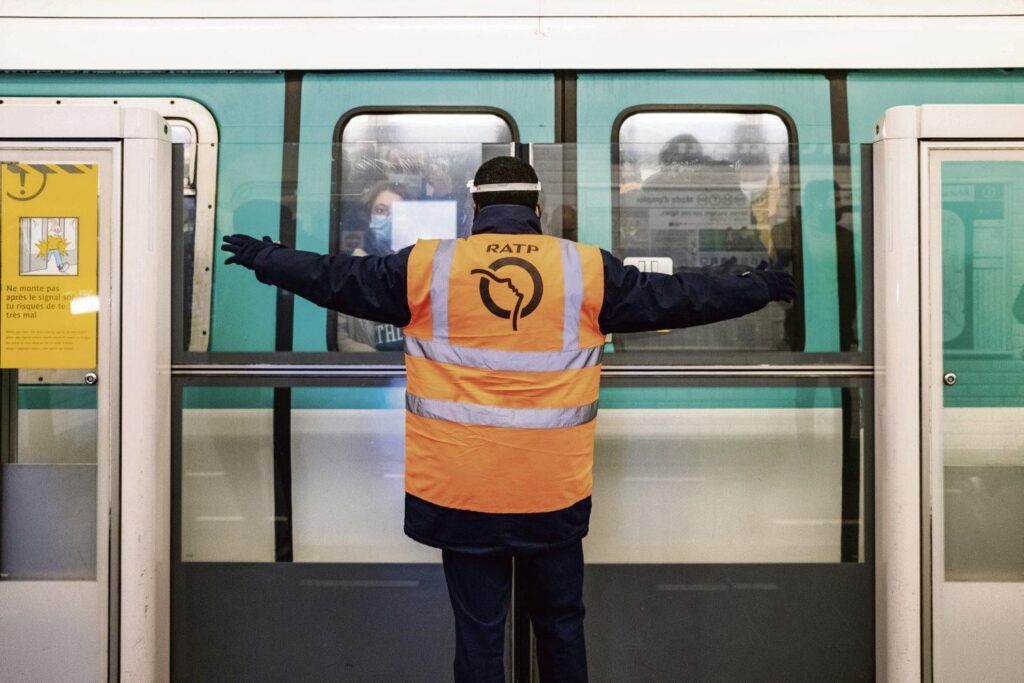 Water bottles removed in case they were used for prayer: at the RATP, Muslim agents and subcontractors in the viewfinder.
