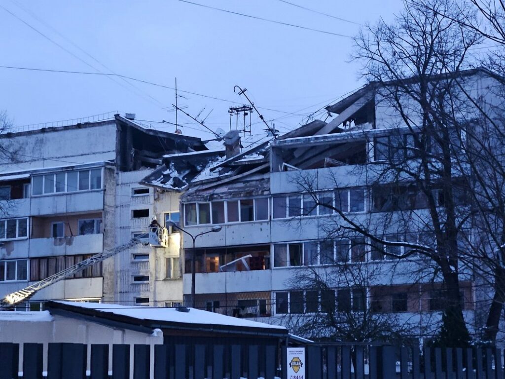 Part of house blows up in Torņakalns, Rīga; emergency service employee dead / Article