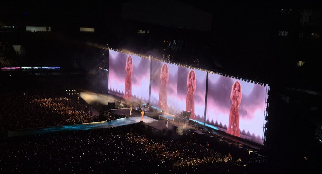 shakira world tour japan