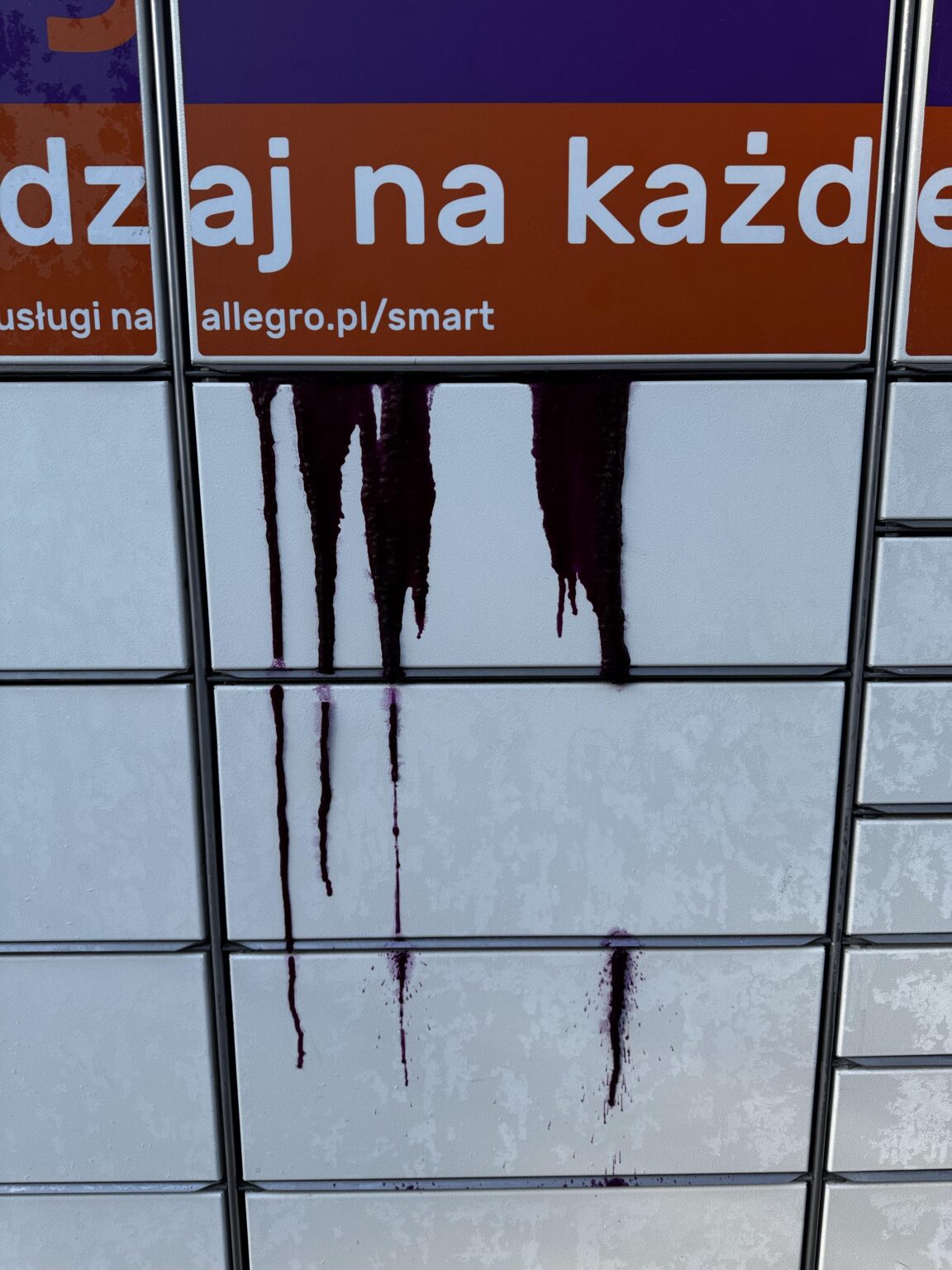 Someone ordered a demon for the parcel locker next to me