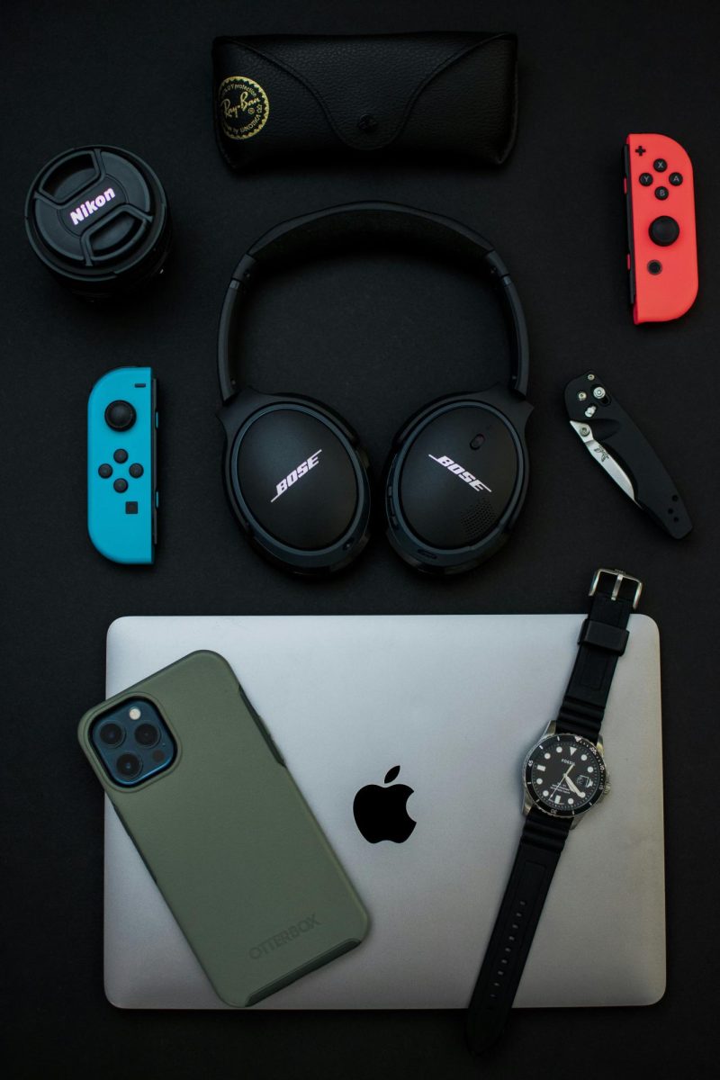 https://unsplash.com/photos/black-sony-headphones-beside-silver-iphone-6-and-black-and-silver-watch-EWuGVf1Fj6s?utm_source=unsplash&utm_medium=referral&utm_content=creditCopyText