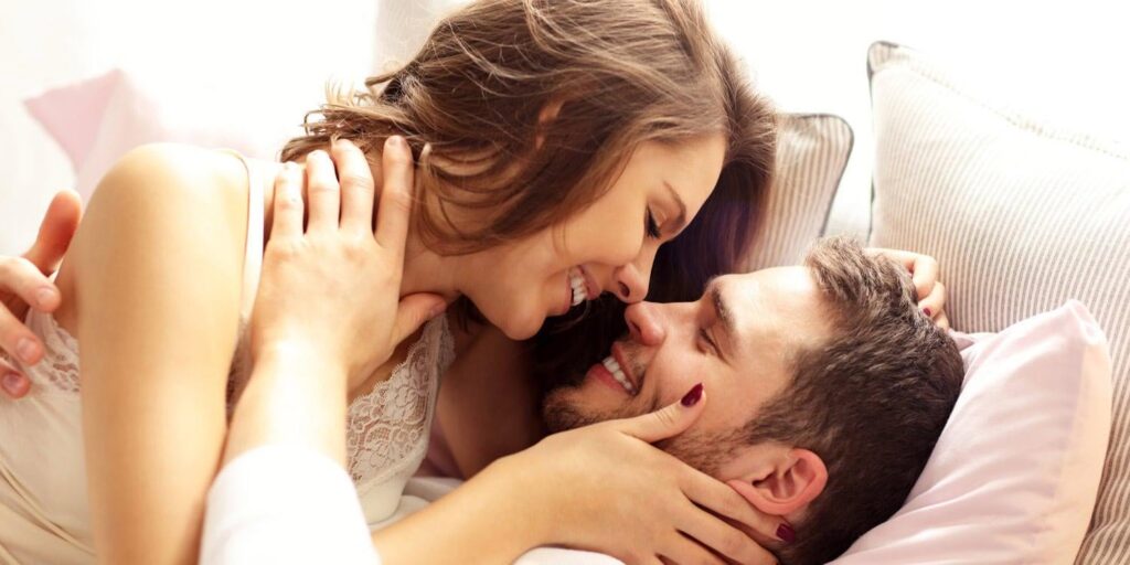 Single adults who engage in casual sex report higher sexual satisfaction and a stronger sense of their own desirability compared to those who are sexually inactive. Findings challenge earlier assumptions that casual sexual encounters are linked to negative psychological outcomes for single people.