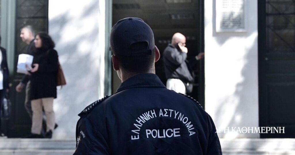 Thessaloniki: A 30-year-old bicyclist with bulletproof vest, badge and blue beacon impersonating a police officer was arrested