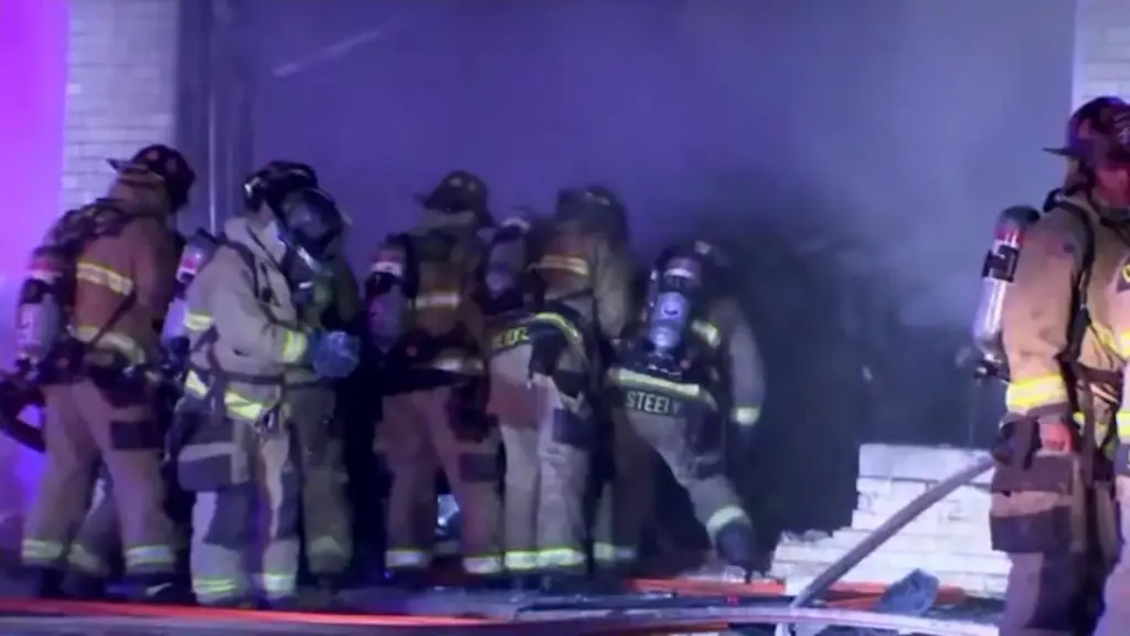 2 people dead after car crashes into SW OKC business overnight