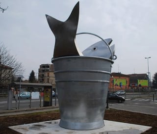 Ugly sculptures... Details of your cities