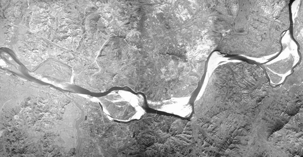 Han-river was full of sand beaches, a photo taken by US army in 1950 reveals.