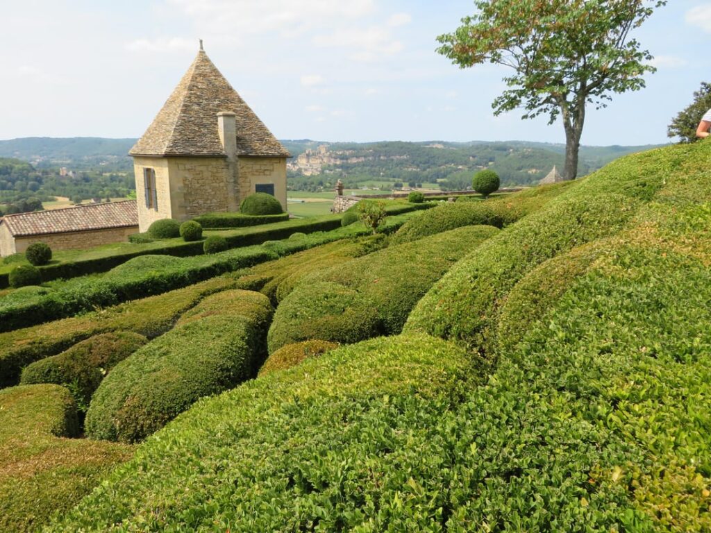 The Gardens of Marqueyssac, a listed site situated on a rocky spur overlooking the Dordogne Valley in France. These gardens are famous for their 150,000 century-old boxwood trees, hand-trimmed into characteristic rounded shapes, creating a unique undulating landscape [OC]