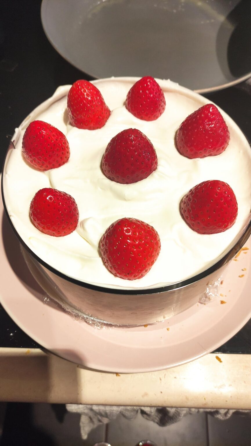 I made a Japanese cake with whipped cream and strawberries, I made a sponge cake in a rice cooker and it turned out very nice I made a Japanese cake with whipped cream and strawberries, I made a sponge cake in a rice cooker and it turned out very nice
