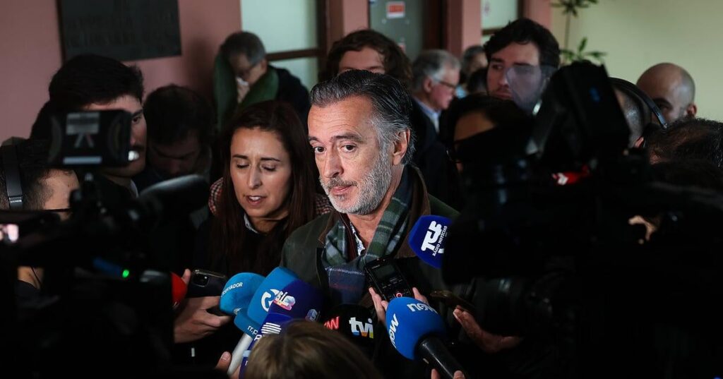 Cotrim urged journalists to look for other complaints of harassment from the former advisor. DN investigated and found nothing