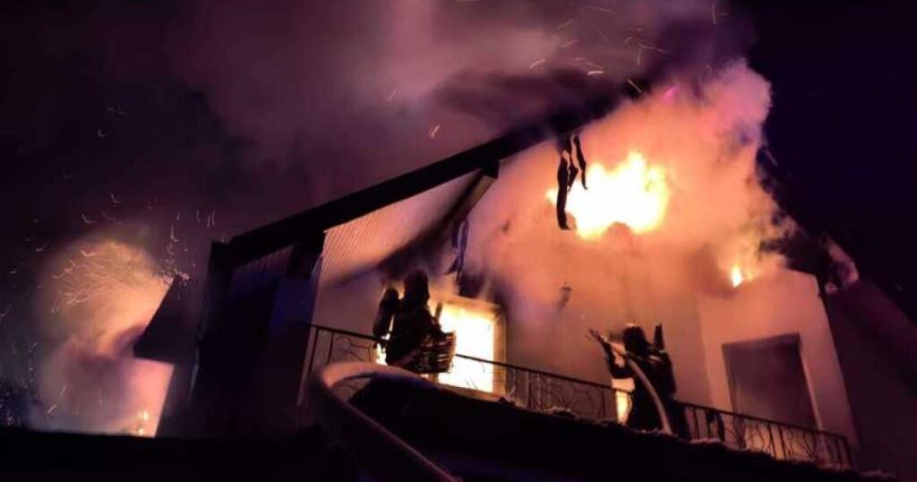 Firefighters, New Year's Eve mission to extinguish some fires. The worst, in an apartment in District 6 of the Capital: six injured