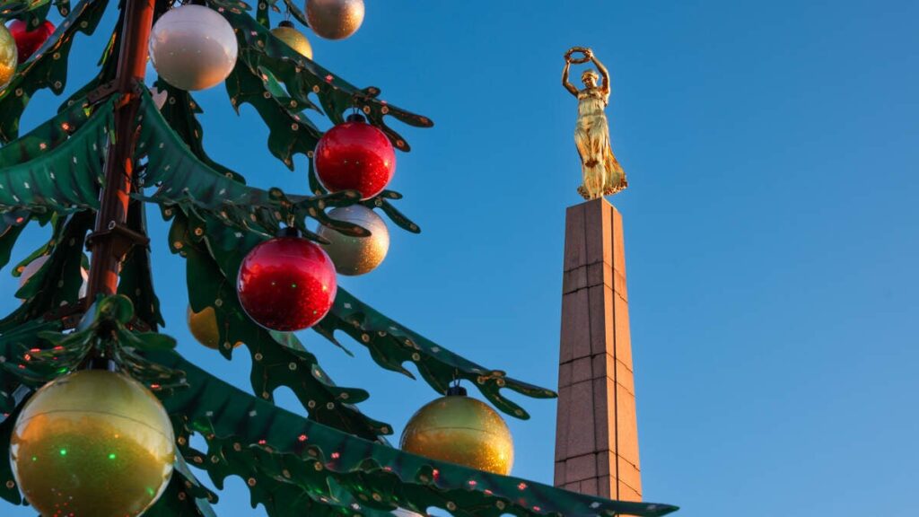 A cloudless sky, clear visibility and a glowing Gëlle Fra provided the perfect conditions for this photo motif at Place de la Constitution.