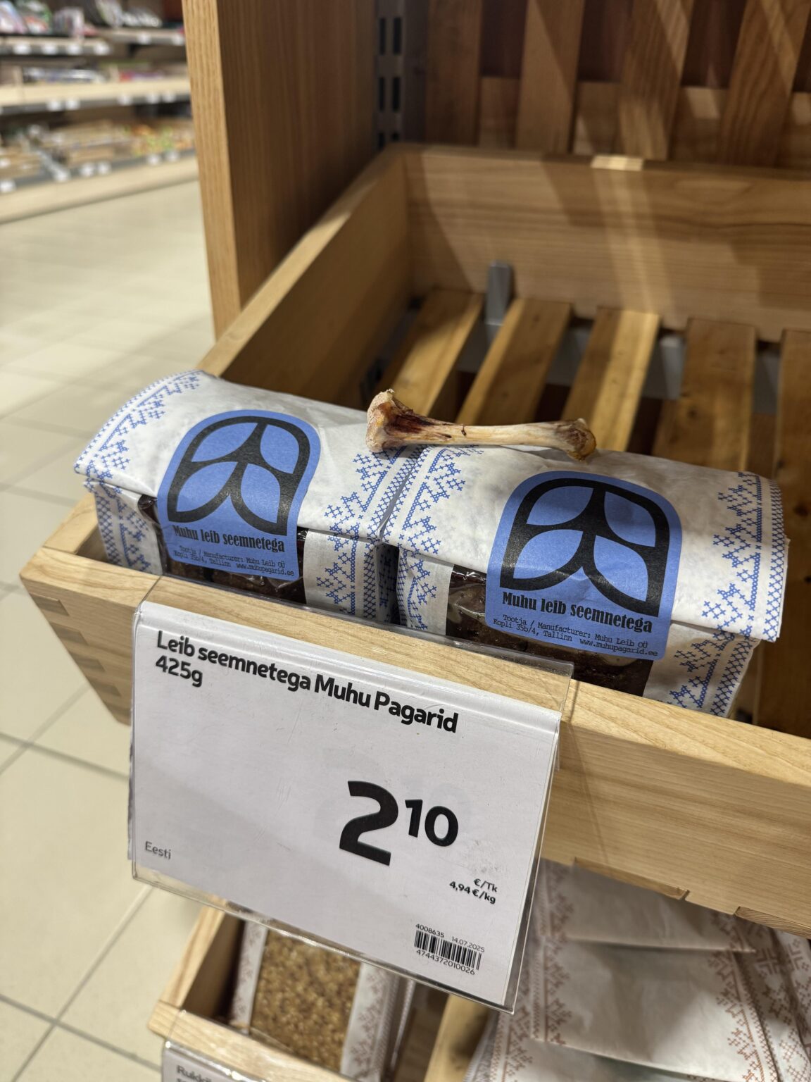 Who ate chicken at the Ülemiste Rim bread shop?