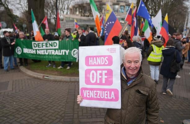 Anti-imperialist demonstration at US embassy met by Venezuelan counter protest