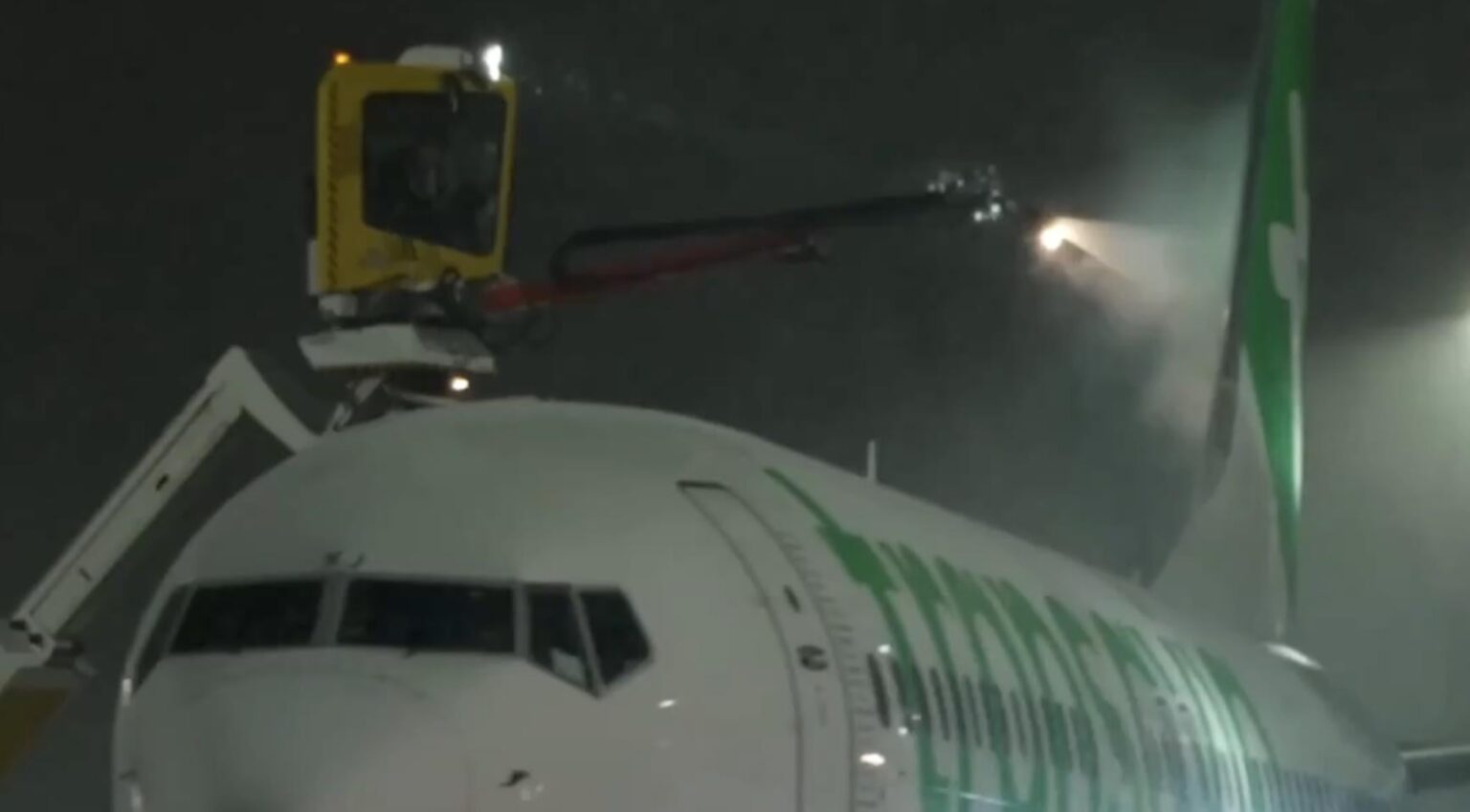 De-icing operations under threat at Schiphol Airport; 585 flights cancelled, 325 delayed today; 70% could be cancelled tomorrow
