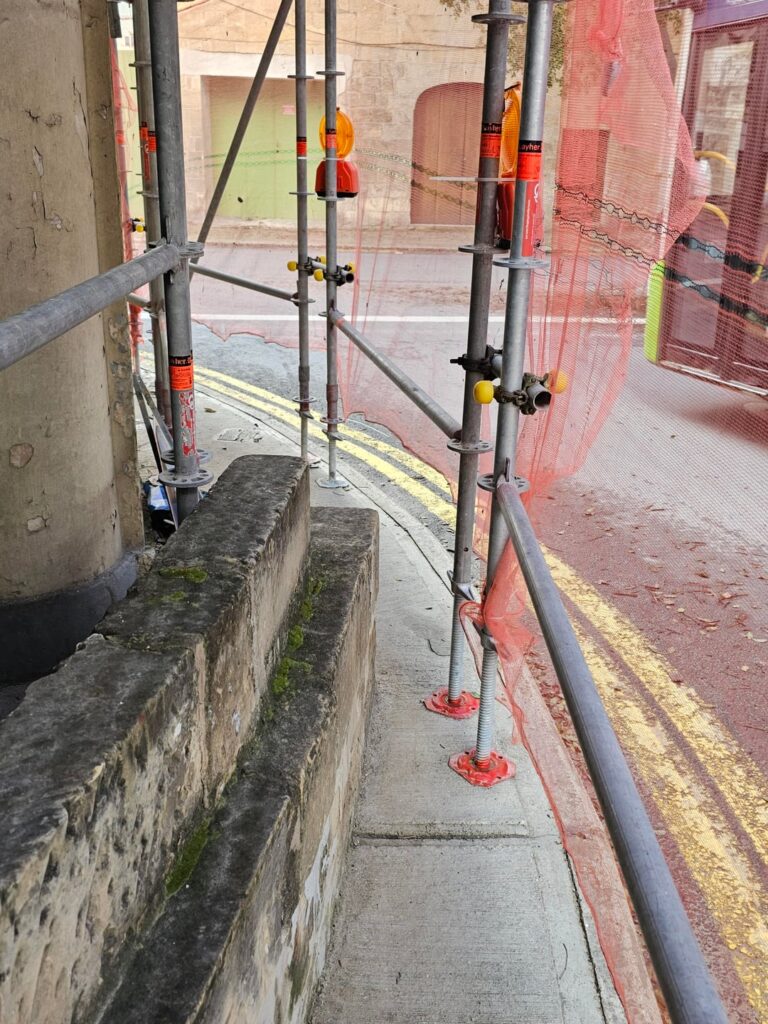 Someone had the very generous idea of leaving 10 cm of space for pedestrians