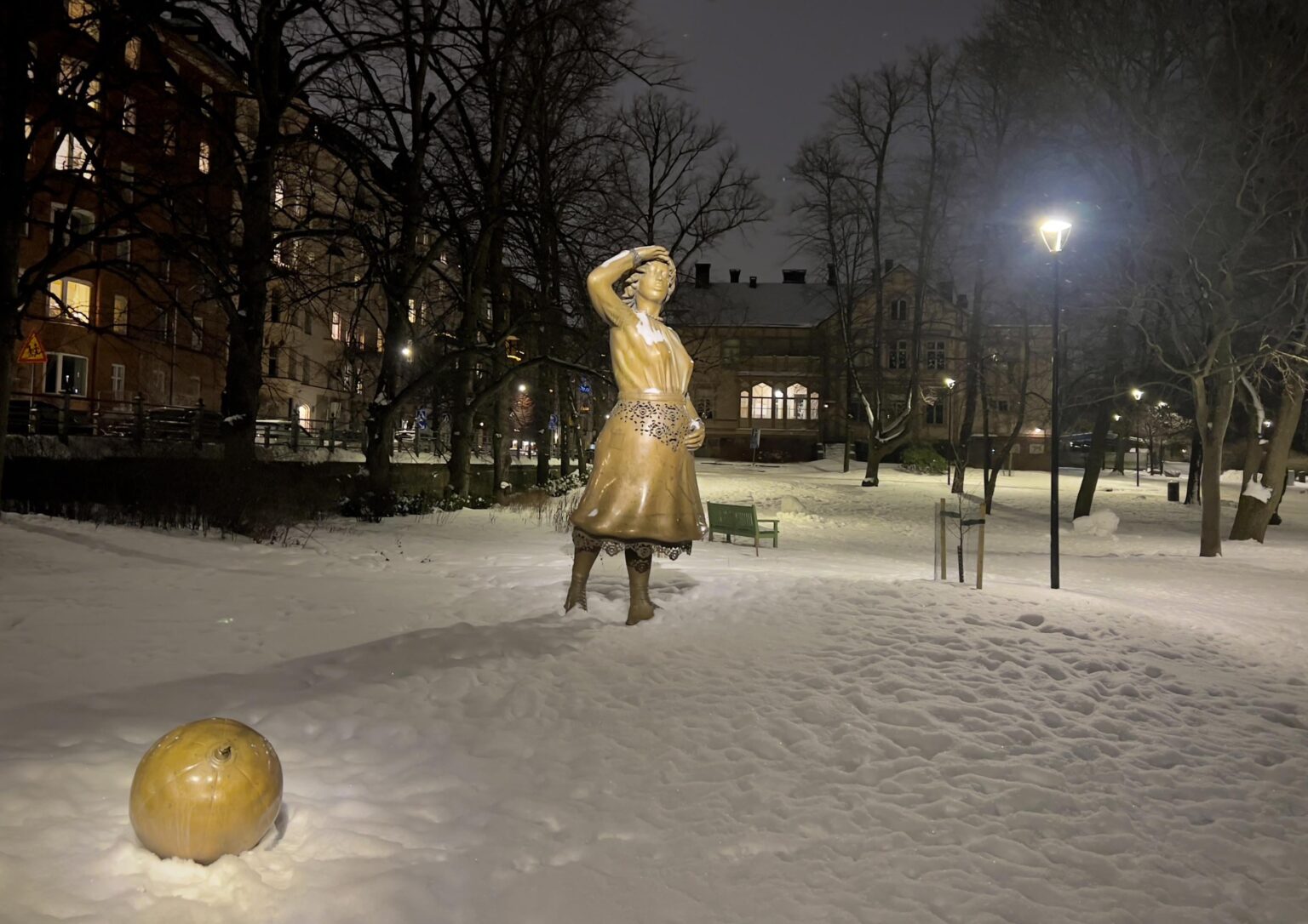 Ototus / Expectation, by artist Pekka Jylhä. Kaivopuisto park, Helsinki