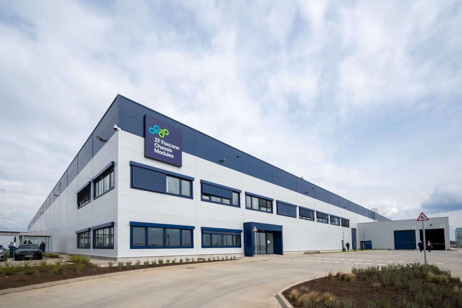 ZF Foxconn inaugurates plant in Hungary and manufactures e-axles for BMW