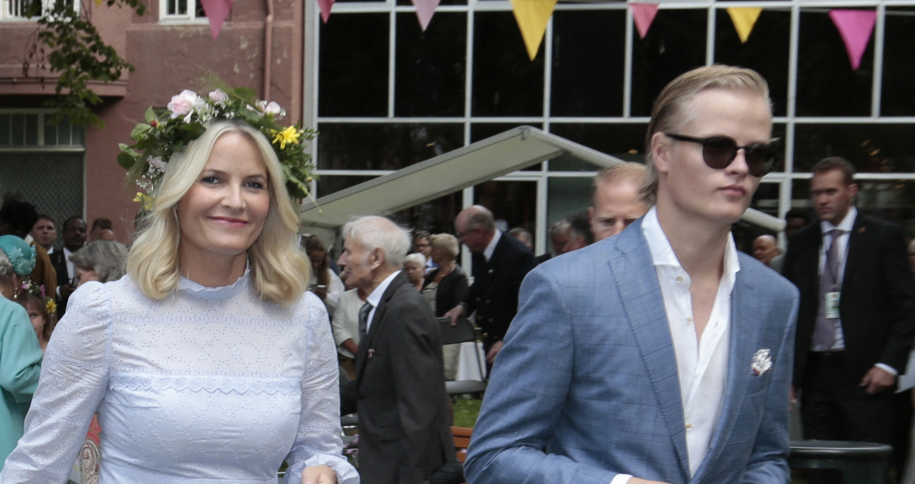 Marius Borg Høiby and his mother Crown Princess Mette-Marit at a garden party.