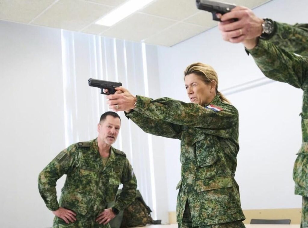 The Dutch queen Máxima (54) has started her reservist training in the army
