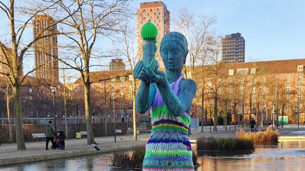 The Liberal Alliance wants the minister on the court over knits on statues.