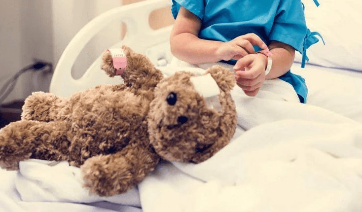 An AI system was trained on over 30 thousand imaging studies, integrating scans and clinical information, and achieved an accuracy of up to 97.5% in the diagnosis of neurological diseases, also managing to predict the need for urgency in seeking medical treatment.