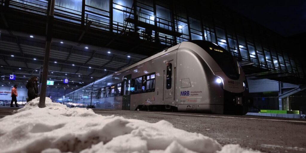 Battery train beats hydrogen: Why the battery wins on rails