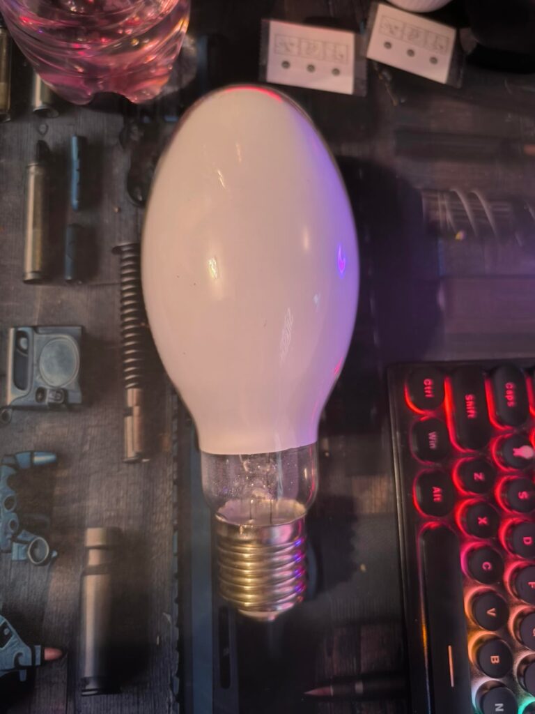 No more other content, it's time for me to show you my beautiful light bulb that I once received from a lighthouse keeper