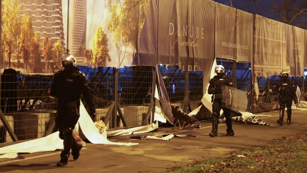 Serbian Police 'Chase Down' Protesters as Clashes Erupt in Belgrade Park