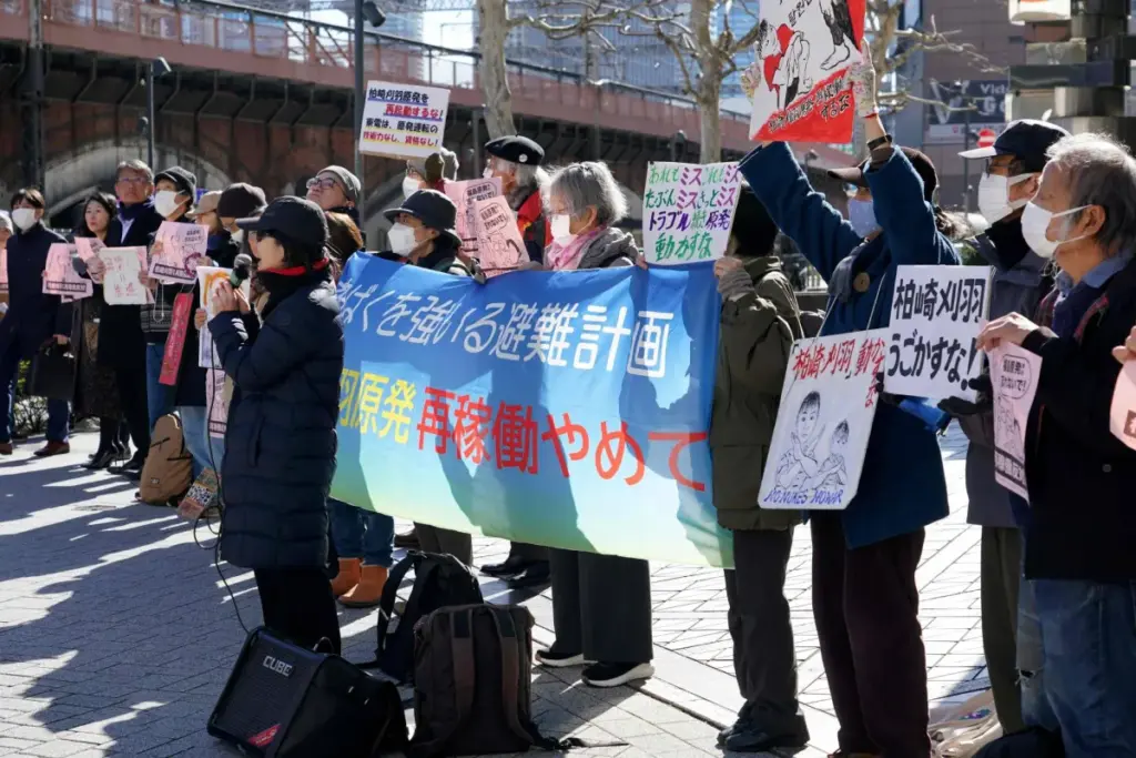Japan Restarts World’s Biggest Nuclear Plant Again Japan Restarts World's Biggest Nuclear Plant Again