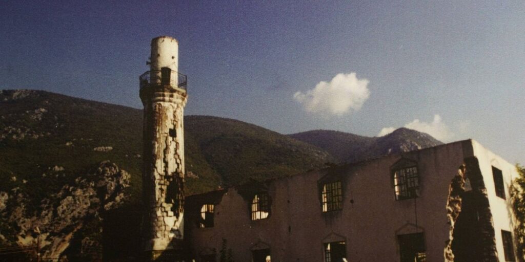 Photographs of destroyed mosques in Kosovo and Bosnia are exhibited