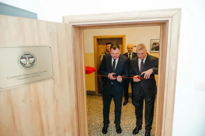 Željko Budimir, Minister of Internal Affairs of the Republika Srpska, and János Hajdu, head of Hungary's Counter-Terrosim Center cut the ribbon at the official opening of the office in Banja Luka – Photo: Ministarstvo unutrаšnjih poslova Republike Srpske / Facebook
