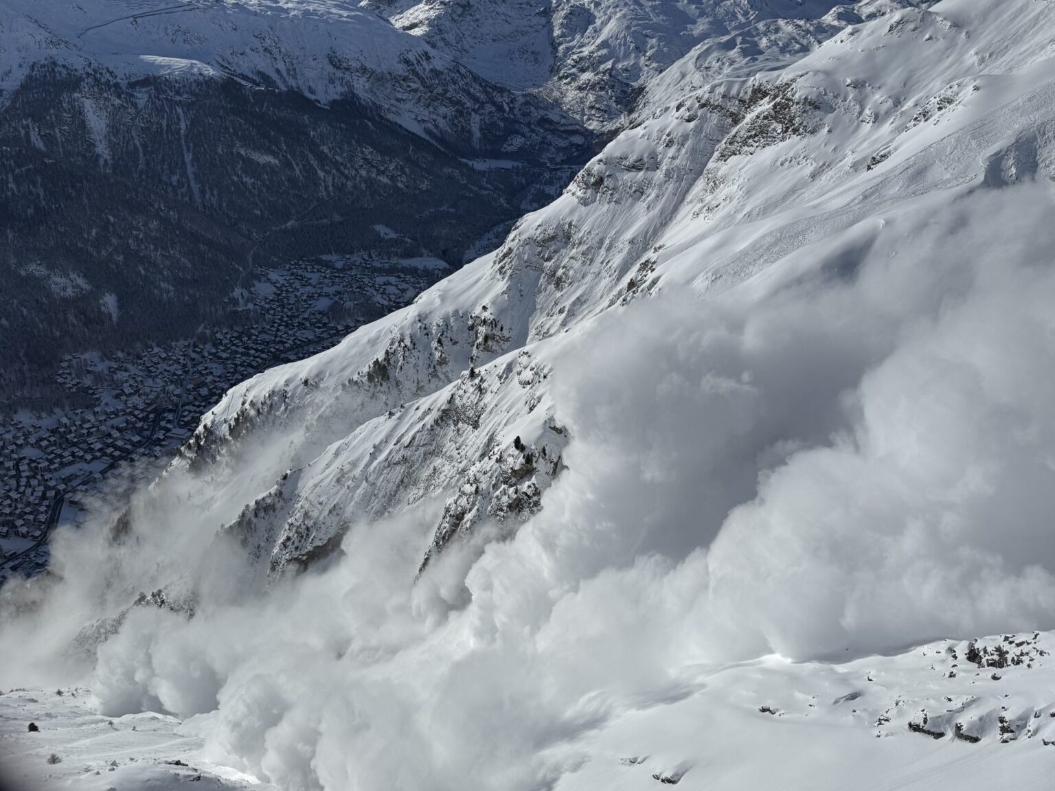 Switzerland Declares Highest Avalanche Warning Level in Parts of Wallis/Valais After Heavy Snowfall
