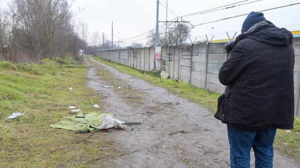 Man killed in Rogoredo, policeman Carmelo Cinturrino is in custody on charges of voluntary homicide. The Prosecutor: 'The officer could kill again, the victim was not holding a gun, the weapon was placed next to the body in the next phase'