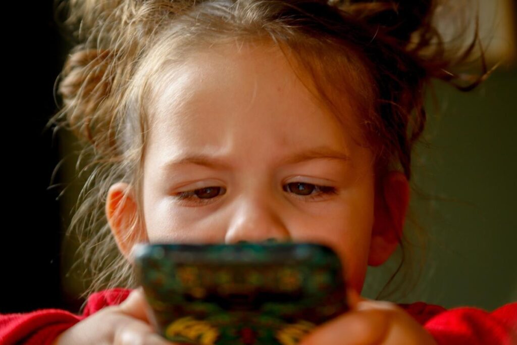 Thousands of parents in Northern Ireland urge MPs to raise social media age limit