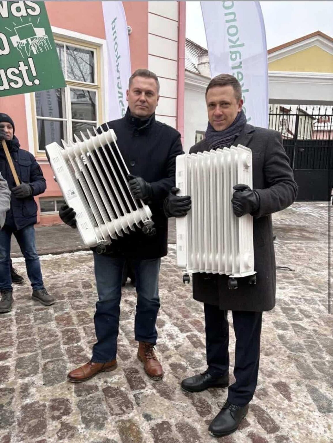 Hi, can we leave our brass instruments here for you to load? Hi, can we leave our brass instruments here for you to load?