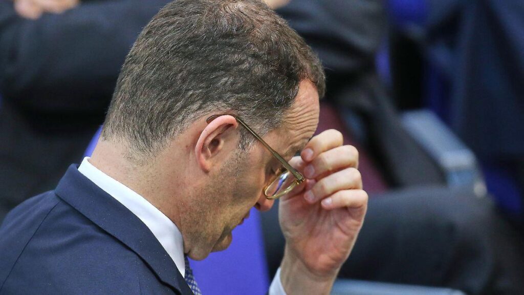 Record contributions, but chronically broke: Has Jens Spahn exempted the health insurance companies?