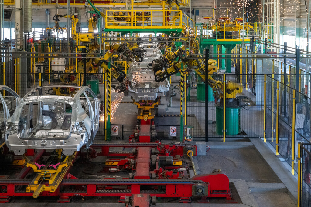 Eine automatisierte Autofabrik bei der Herstellung von E-Auto-Karosserien.