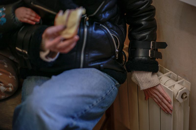 The Kyiv family, with its pets and pigs, defying Russia and the cold