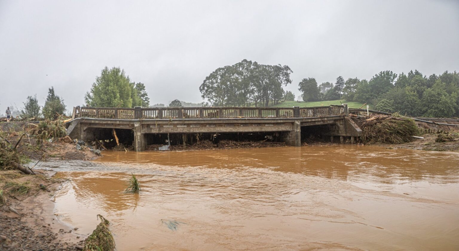 Wild storm in New Zealand disrupts flights, thousands without power