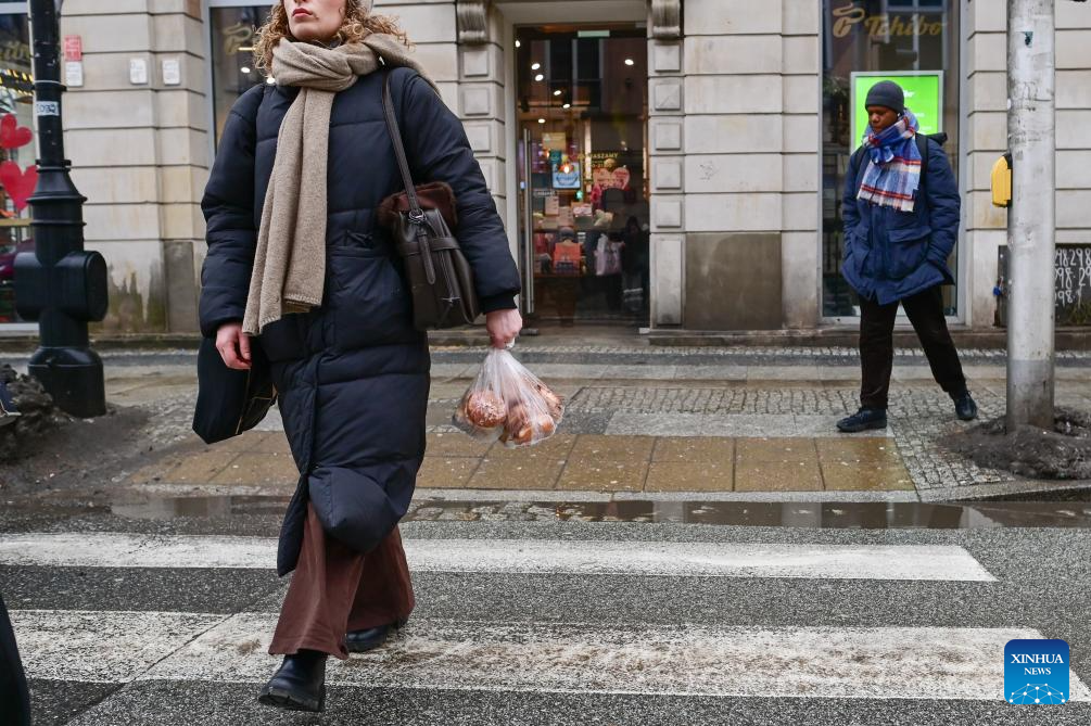 People in Poland eat traditional doughnuts on Fat Thursday-Xinhua