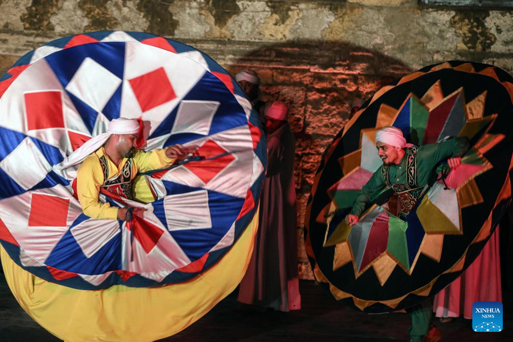 People perform traditional Egyptian folk dance during Ramadan in Cairo-Xinhua