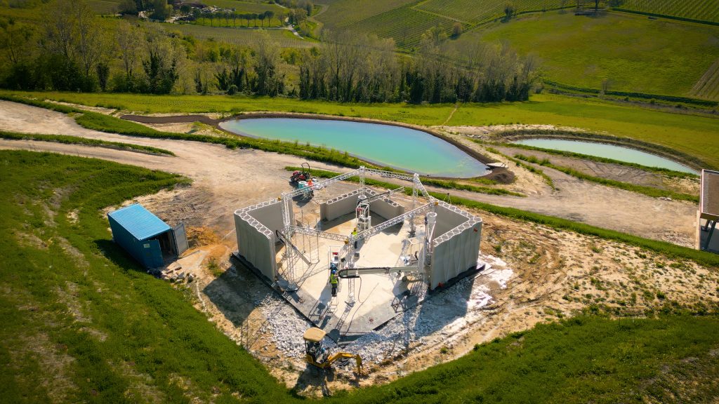 Aerial view of WASP’s Crane WASP system printing the walls of the Itaca project. Photo via WASP.
