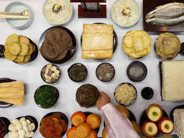 Confucian Experts Propose Simplified Memorial Service Protocols on Lunar New Year