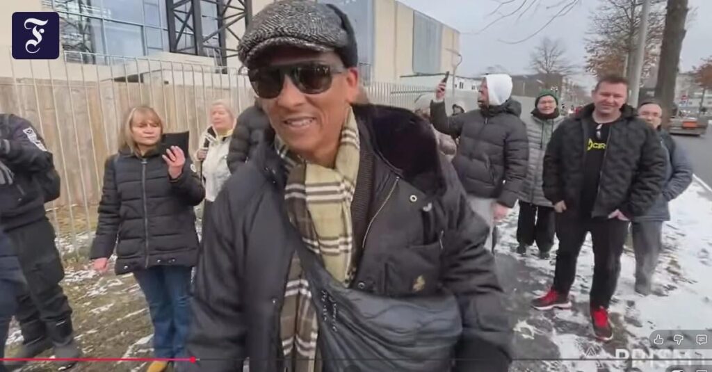 Xavier Naidoo swears again: “They eat our children, you already know that?”