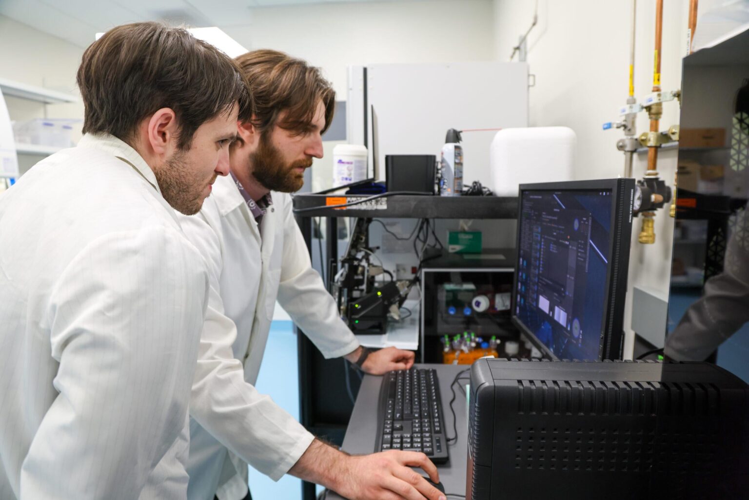 Researchers trained brain organoids, tiny pieces of brain tissue grown in the lab, to solve a fundamental benchmark problem in engineering called the “inverted pendulum” or “cart-pole” problem. This is the first rigorous academic demonstration of goal-directed learning in lab-grown brain organoids.