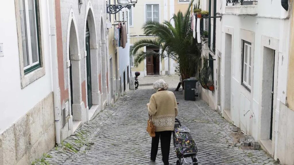 Population aging "is irreversible" if Portugal does not strengthen the economy and attract young people