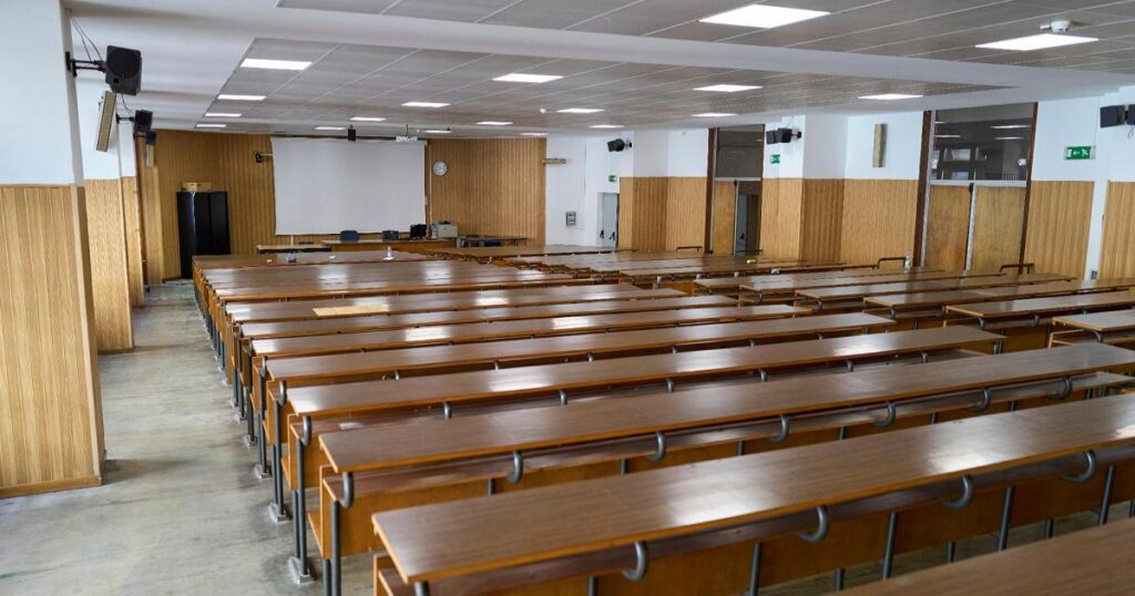 Social elevator, the lower the parents' educational level, the more their children give up on university