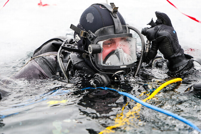 Gallery: Estonian Navy divers complete week-long ‘ice camp’ training | News Gallery: Estonian Navy divers complete week-long 'ice camp' training | News